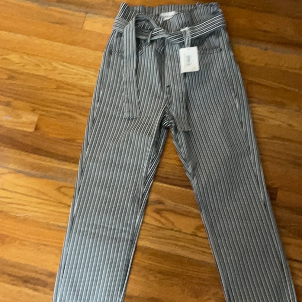 Frame belted pleated pegged Jean